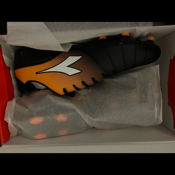 BRAND NEW DIADORA TRIUMPH MENS SOCCER SHOES - Picture 2 of 3